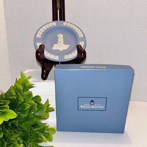 Vintage Wedgewood pottery Jasperware Round Landmark Tray Cream on Pale Blue